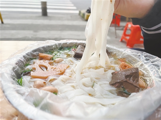 恩平的小吃藏著城市的煙火氣，吸引著越來(lái)越多游客慕名而來(lái)。