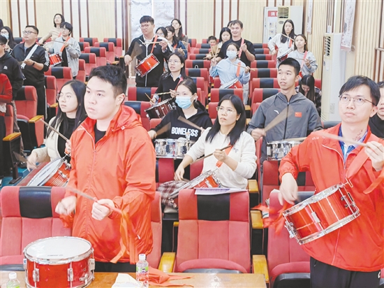 在培訓(xùn)班中，學(xué)員認(rèn)真學(xué)習(xí)鼓、號(hào)等樂(lè)器的基礎(chǔ)演奏技巧。