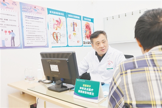 掛職開平市中心醫(yī)院泌尿外科主任中山大學(xué)附屬第一醫(yī)院副主任醫(yī)師王文衛(wèi)正在看診。