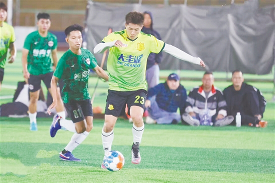 新會(huì)大圭峰足球隊(duì)在“家門(mén)口”奪得冠軍。