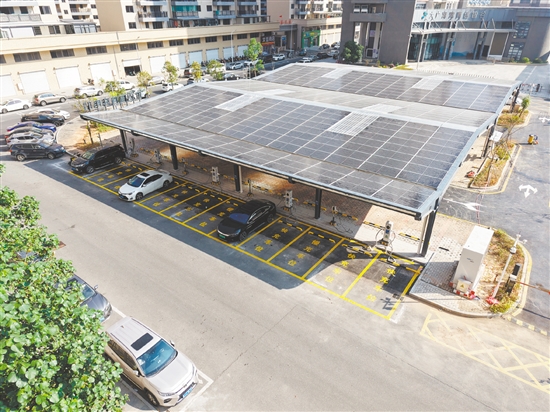 充電站最引人注目的是其約1330平方米的光伏車棚，棚頂鋪設(shè)的高效光伏組件可將太陽(yáng)能轉(zhuǎn)化為清潔電力。