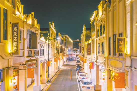 臺(tái)山通過(guò)對(duì)臺(tái)城歷史街區(qū)的活化改造，打造兼具影視拍攝功能和文旅消費(fèi)體驗(yàn)的主題街區(qū)，實(shí)現(xiàn)文化保護(hù)與產(chǎn)業(yè)發(fā)展的雙贏。