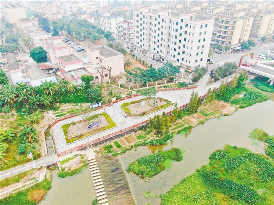 金鉤河的河道沿岸，200米土路“變身”為7米寬的雙向道路，配套護欄及綠化設施。