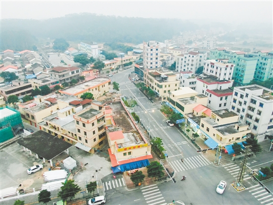 雙合鎮(zhèn)對圩鎮(zhèn)主街商鋪及房屋外立面進行了統(tǒng)一風貌整治，打造具有雙合特色的立面建筑群。