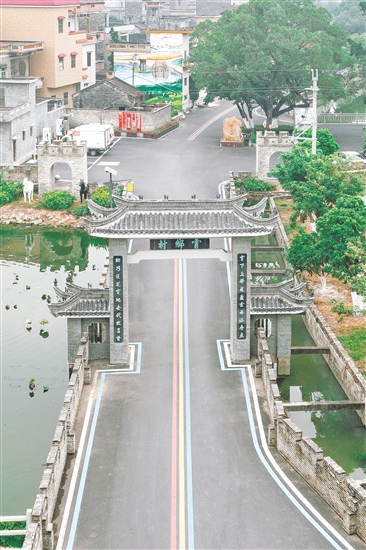 霄南村環(huán)村路平坦?jié)崈簦窃摯迮c華南理工大學(xué)攜手打造的道路安全隱患整治提升示范點(diǎn)。