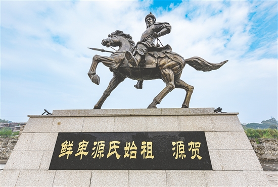 2016年，霄南村以新建源賀廣場(chǎng)為契機(jī)，修建源賀雕像。