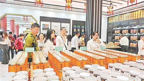 渠道商代表走進新寶堂參觀交流。