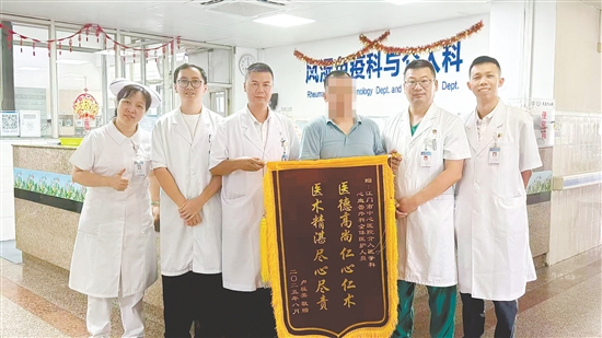 患者為介入醫(yī)學(xué)團隊送上錦旗。