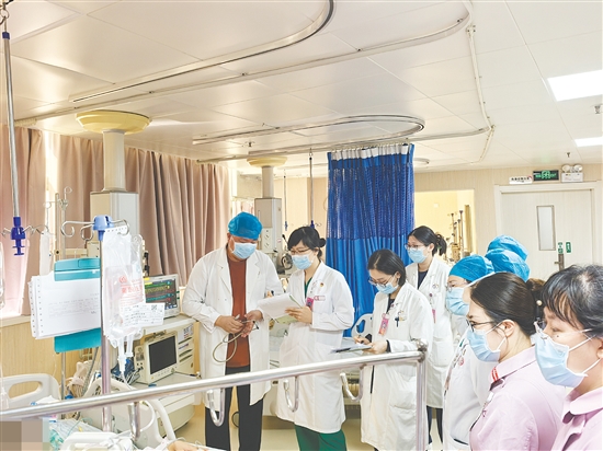 多學(xué)科醫(yī)護(hù)人員會(huì)診中。