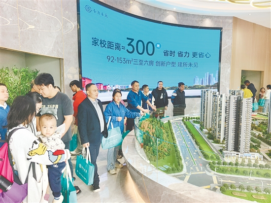 恩平市住房和城鄉(xiāng)建設(shè)局組織恩平智能裝備協(xié)會(huì)企業(yè)員工參觀樓盤。