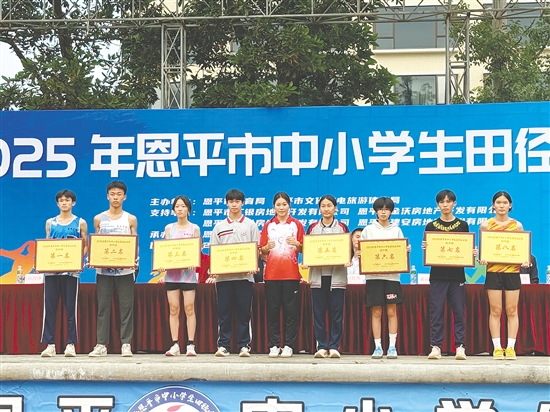 黃淑萍為選手們頒獎。