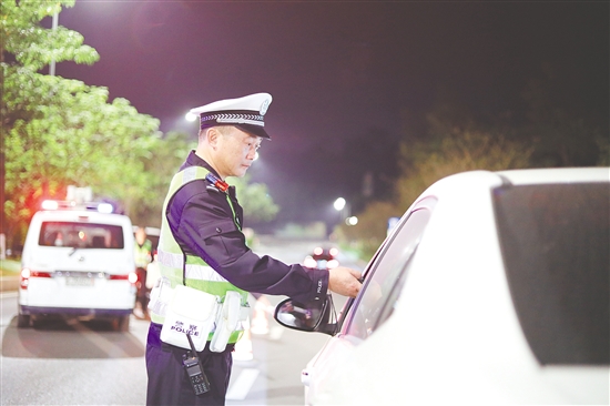 行動采取“設(shè)卡檢查+流動巡查”相結(jié)合的方式。