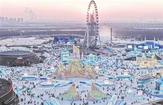 圖為當(dāng)日拍攝的哈爾濱冰雪大世界園區(qū)內(nèi)的冰建景觀（無(wú)人機(jī)照片）。