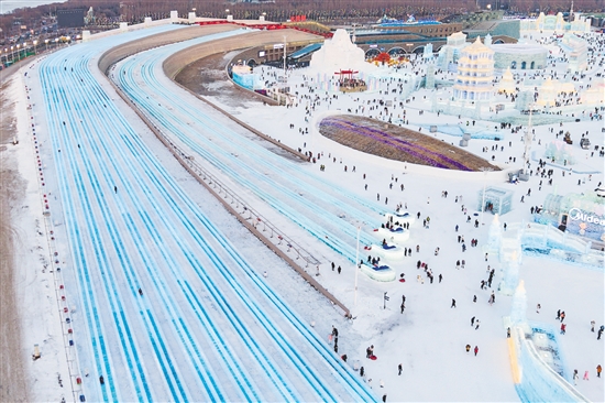 圖為當(dāng)日，游客在哈爾濱冰雪大世界園區(qū)體驗(yàn)“超級(jí)冰滑梯”（無(wú)人機(jī)照片）。新華社發(fā)