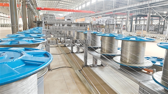 車間內(nèi)的4條全自動(dòng)生產(chǎn)線實(shí)現(xiàn)從原料到成品的全流程智能化管控。