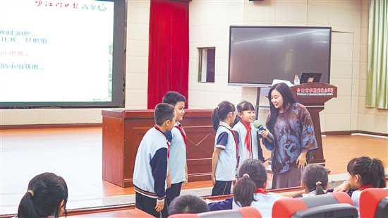 本次“青蘋果大課堂”以游戲為橋梁，以詞語為舟楫，在孩子們心中播下了觀察與表達(dá)的種子。