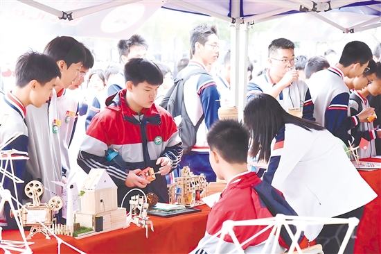 本屆科技節(jié)共展出學生作品876件。