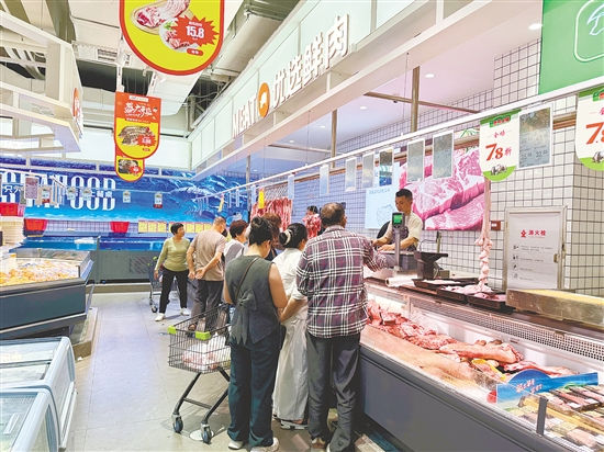 新超市開業(yè)為周邊居民買菜提供便利。