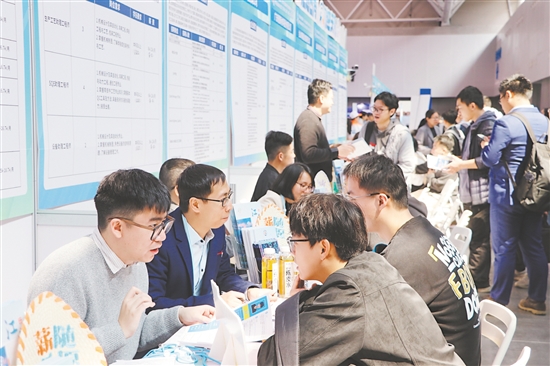 今年以來，蓬江區(qū)精心舉辦線上線下招聘會及對接交流活動40場，組織企業(yè)赴多地開展招才引智活動。