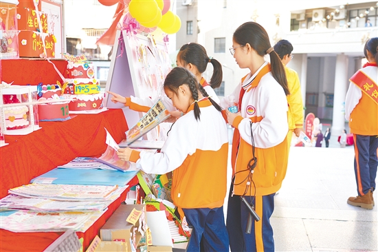 項(xiàng)目式學(xué)習(xí)成果展吸引學(xué)生駐足觀看。