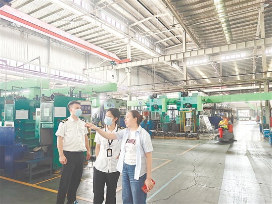 執(zhí)法人員為企業(yè)現(xiàn)場(chǎng)指導(dǎo)，聯(lián)系專業(yè)機(jī)構(gòu)制定個(gè)性化降噪方案。