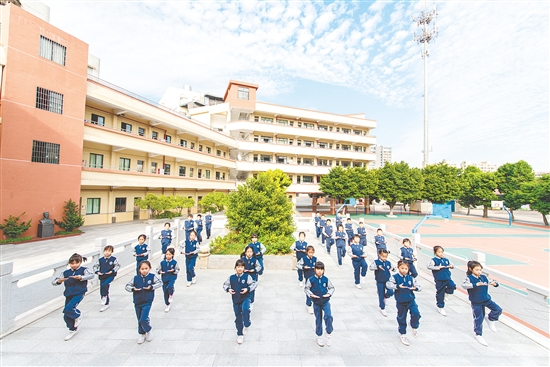 學(xué)生們?cè)诰氈嗅t(yī)養(yǎng)生操。