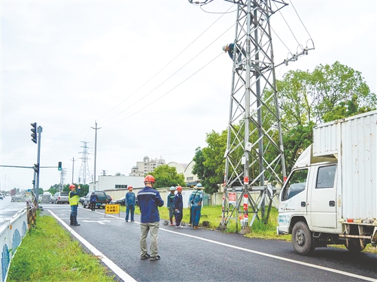 開平供電局進(jìn)行“三線”整治，推進(jìn)電力基礎(chǔ)設(shè)施改造升級。