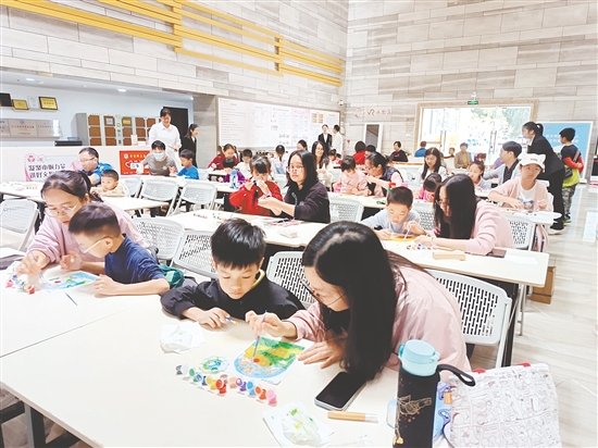 父母和孩子一起制作小夜燈。