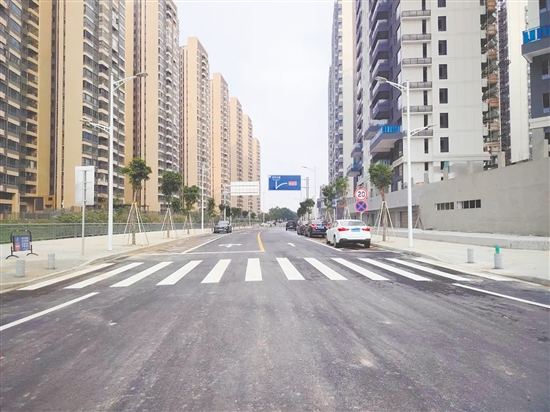 新建的道路寬闊平坦。