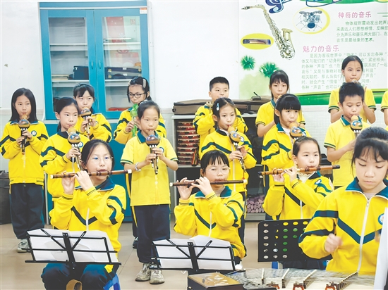 木棉花民樂(lè)社團(tuán)共有40余名學(xué)生，涵蓋一年級(jí)至六年級(jí)。每周二、周四下午放學(xué)后，民樂(lè)教室便成了最熱鬧的地方。