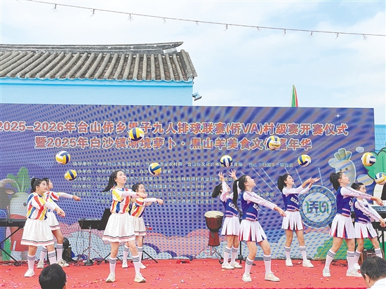 孩子們表演的《排球?qū)氊悺肺璧?，將“球不落地、永不放棄”的排球精神生?dòng)演繹，贏得了喝彩。