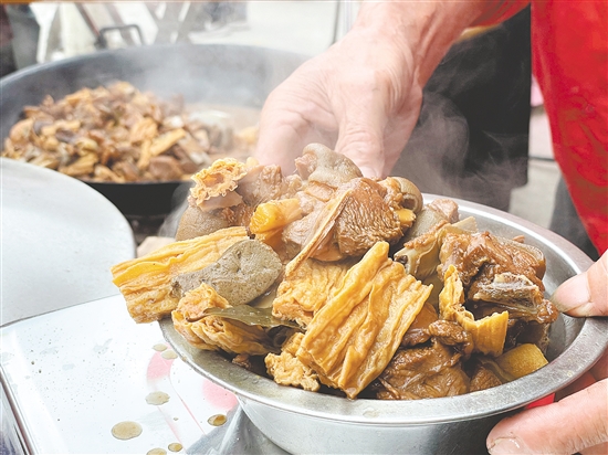 羊肉等當(dāng)?shù)孛朗?，征服了眾多遠(yuǎn)道而來的食客。