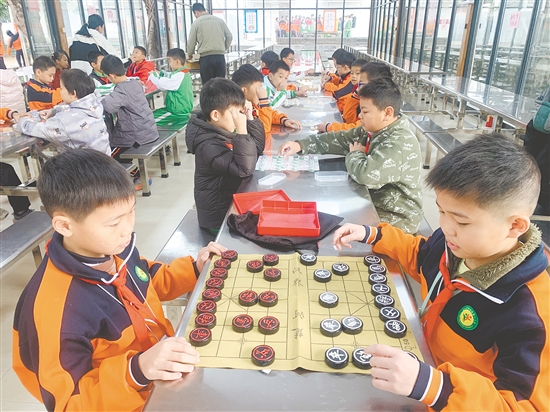 比賽現(xiàn)場(chǎng)，小棋手們兩兩對(duì)坐，凝神專注。