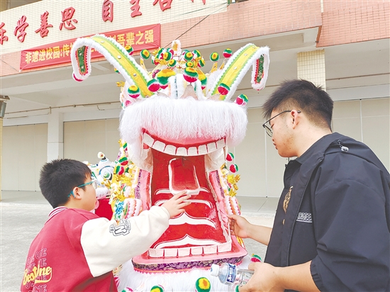 學(xué)生在陳浩軒的引導(dǎo)下認(rèn)識“扎龍技藝”。