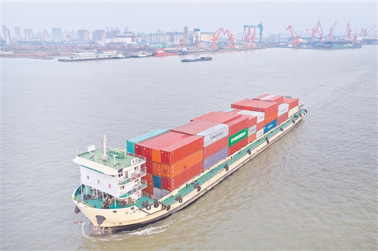 12月29日，集裝箱船在長江江蘇南通段行駛（無人機(jī)照片）。新華社發(fā)