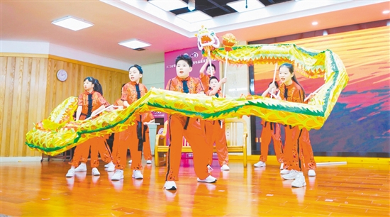 學(xué)子在臺上表演。