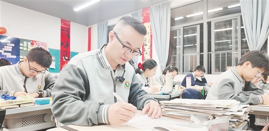 代鵬正在晚修做作業(yè)。