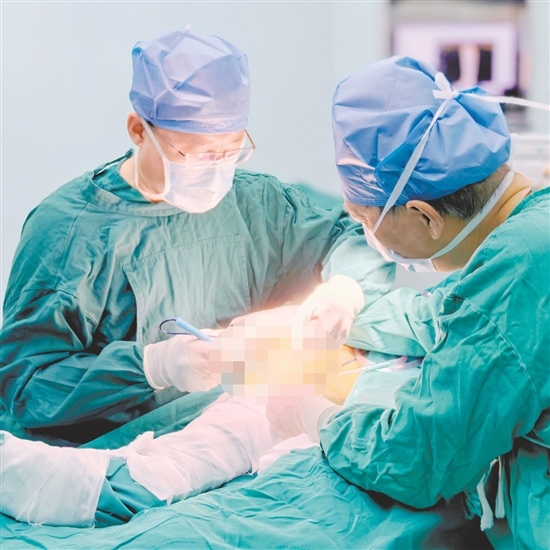 醫(yī)生為患者進行手術(shù)。