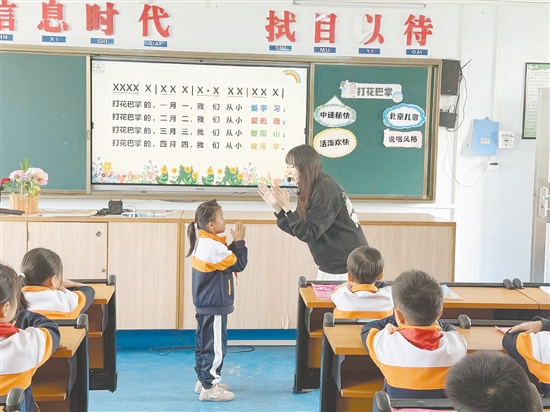 活動現(xiàn)場，優(yōu)秀教師代表分別獻上了精彩的示范課。