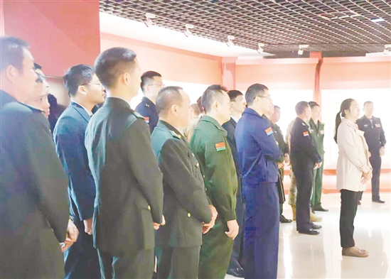 江門(mén)軍分區(qū)全體官兵到江門(mén)市廉政教育基地參觀。