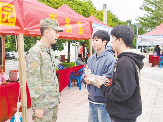 江海區(qū)人武部干部向求職學(xué)生宣講征兵政策