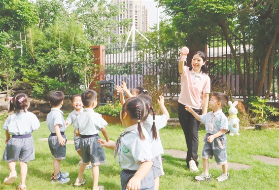 江門市教育第一幼兒園老師與孩子們互動(dòng)。