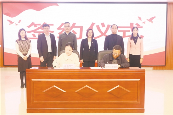 簽約現(xiàn)場。