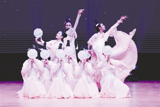 文藝匯演匯聚了舞蹈、武術(shù)、民樂、語言藝術(shù)等多種形式。