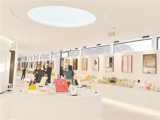 位于塘口舊墟的先鋒書店吸引眾多游客前來(lái)打卡。