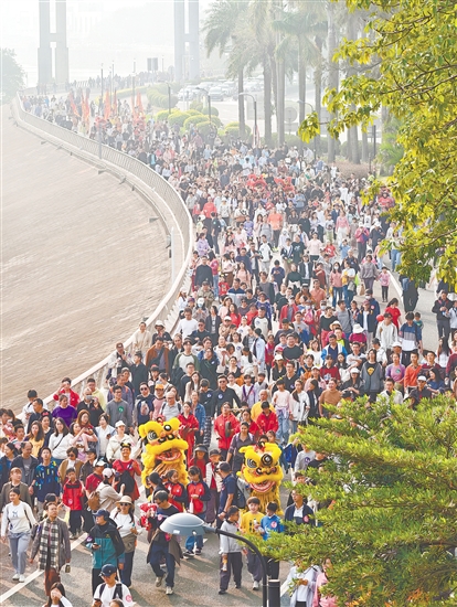 昨日，逾3000名市民游客參加2026江門元旦徒步行活動，奔赴新歲征程。郭永樂