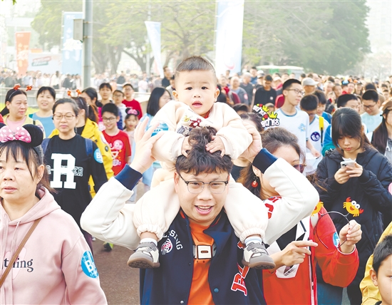 昨日，逾3000名市民游客參加2026江門元旦徒步行活動，奔赴新歲征程。郭永樂