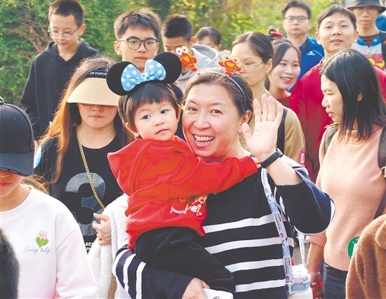 昨日，逾3000名市民游客參加2026江門元旦徒步行活動，奔赴新歲征程。郭永樂