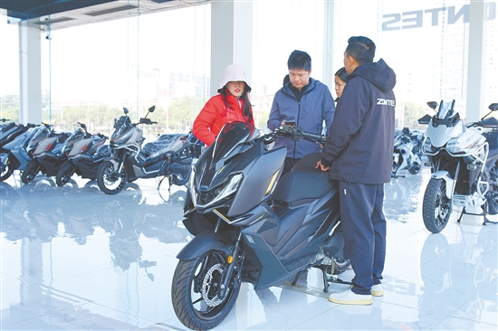 150X踏板車上市后，吸引許多顧客來(lái)到江門升仕旗艦一號(hào)店看車試駕。