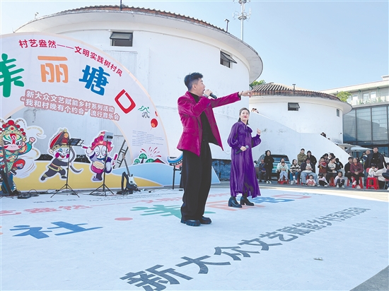 “我和村晚有個約會”流行音樂會為現(xiàn)場觀眾深情演繹了多首經(jīng)典歌曲。